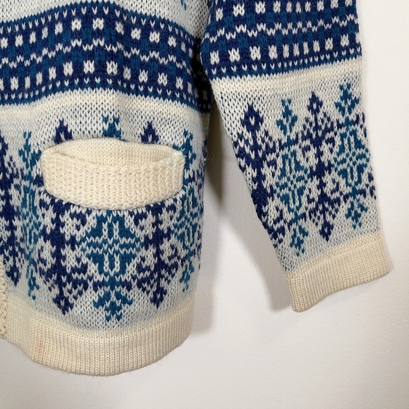 WHITE RAM | VINTAGE KNITTED VIRGIN  WOOL SNOWFLAKES SWEATER CARDIGAN - Picture 5 of 15